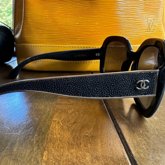 EUC CHANEL POLARIZED SUNGLASSES BLACK WITH CASE, BOX, PAPERWORK AND CLOTH - Picture 4 of 9